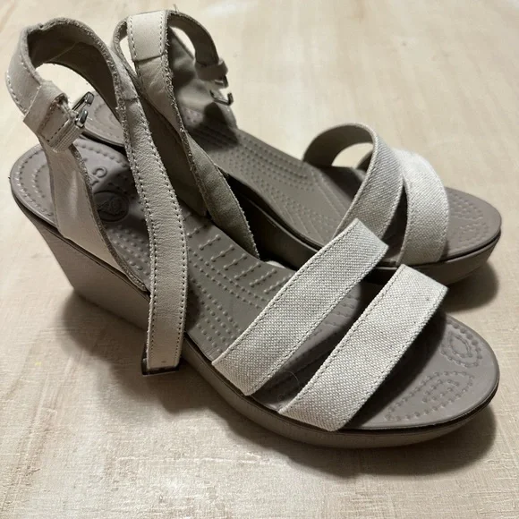 CROCS Leigh II Strappy Wedge Sandals in Mushroom/Oatmeal size 8 - Picture 8 of 12